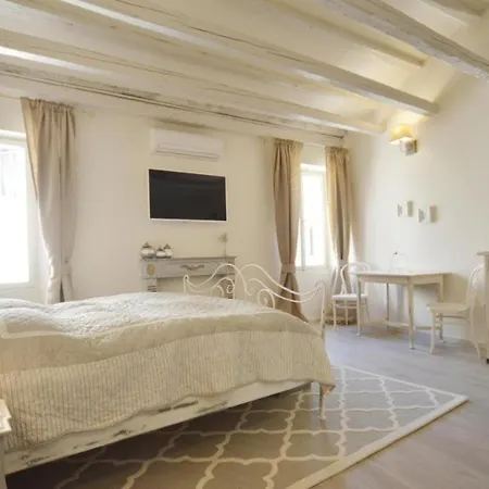 Charming Attic Appartamento Rovigno