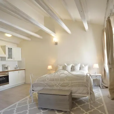 Charming Attic Appartamento