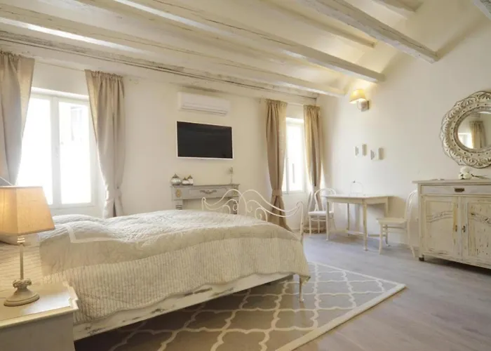 Charming Attic Appartamento Rovigno